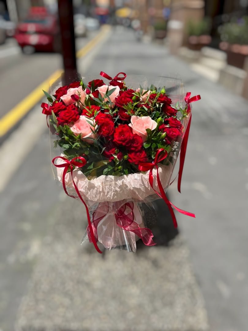 Love in Two Shades Flower Bouquet - Image 4