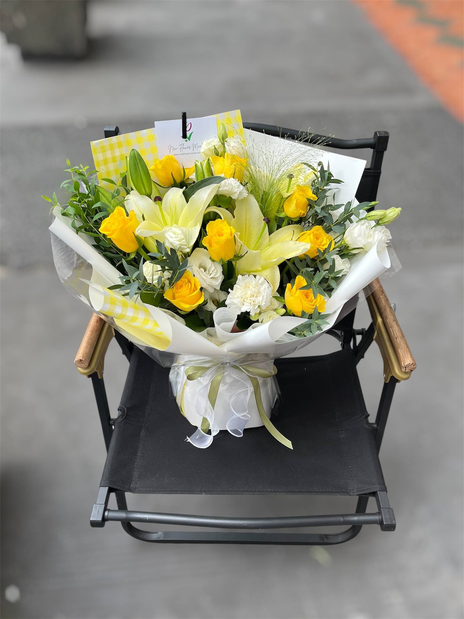 Dawn’s First Light Flower Bouquet - Image 4